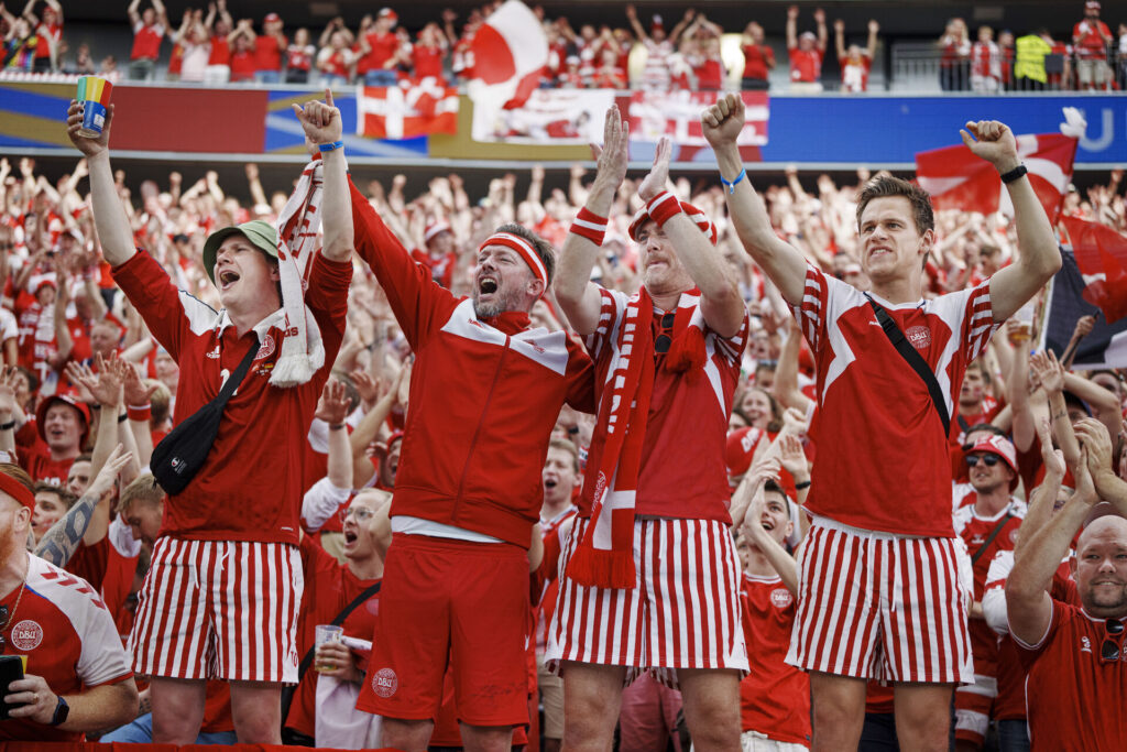 Danske fans på stadion i Tyskland.