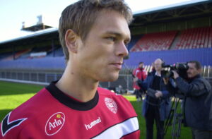Morten Bisgaard iklædt det danske landsholdstøj i England. Danmarks trup ved EM 2000