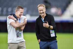 Kasper Hjulmand og Peter Møller morer sig sammen.