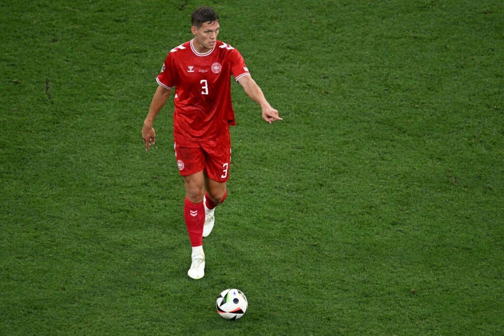 Danmarks forsvarsspiller Jannik Vestergaard i aktion under EM-slultrunden i Tyskland 2024 i gruppespillet mod Serbien.
