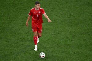 Danmarks forsvarsspiller Jannik Vestergaard i aktion under EM-slultrunden i Tyskland 2024 i gruppespillet mod Serbien.