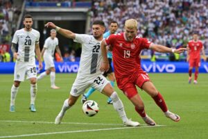 Jonas Wind arbejder for at erobre bolden under Danmarks kamp mod Slovenien.