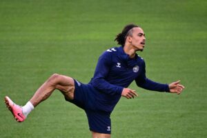 Yussuf Poulsen varmer op dagen før Danmarks kamp mod Serbien under EM i Tyskland 2024.