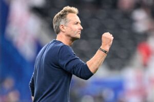 Kasper Hjulmand med en knyttet næve efter det ene point mod England ved EM 2024.