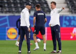 Kasper Hjulmand og Morten Wieghorst på banen i Frankfurt.