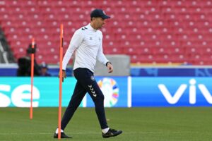 Kasper Hjulmand på træningsbanen nede i den danske landsholdslejr.