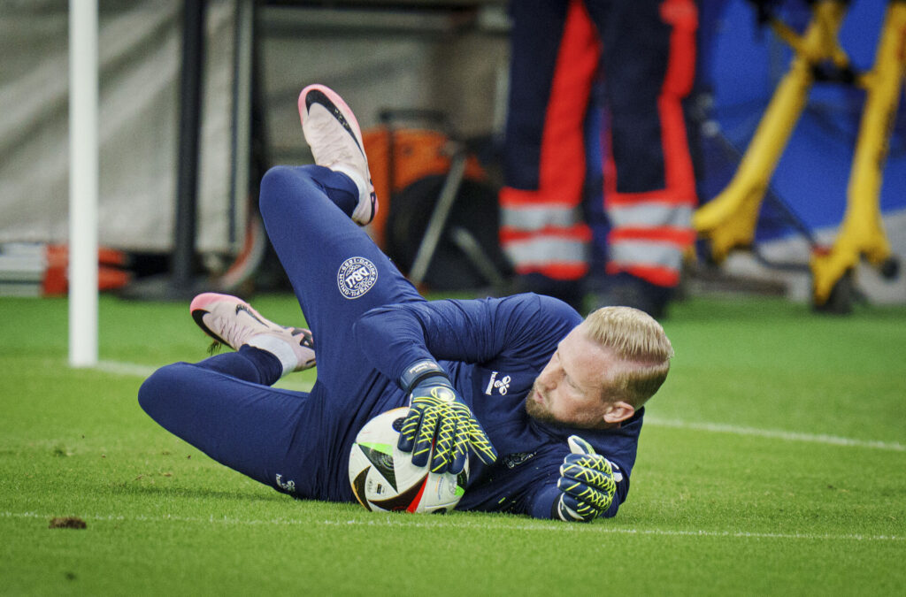 Kasper Schmeichel ser ud til at have styr på bolden under en træning med det danske landshold ved EM 2024.