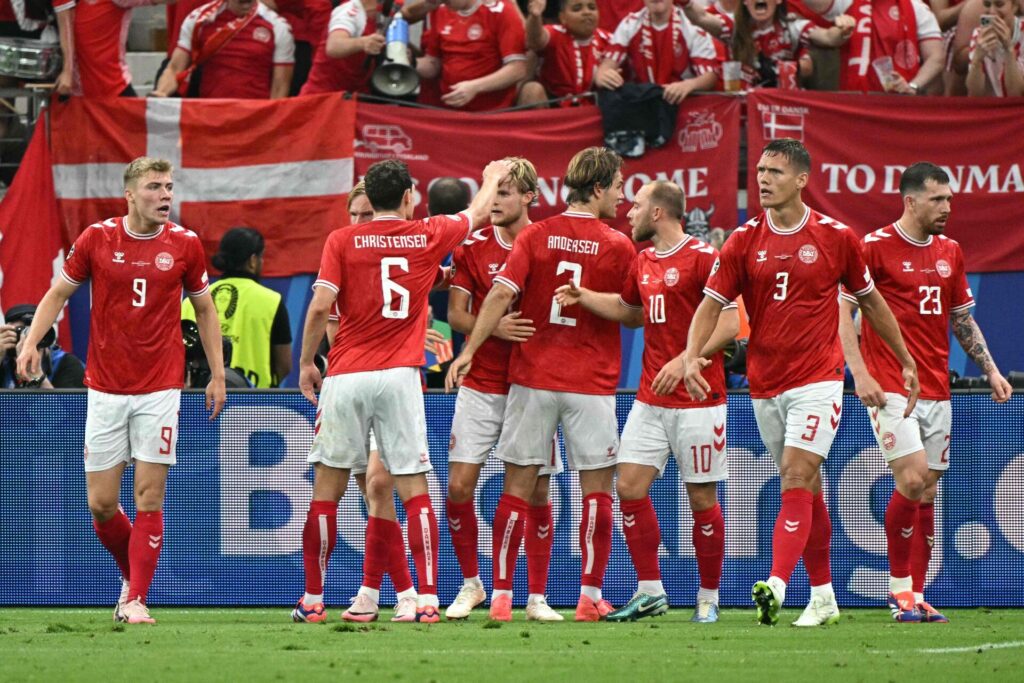 Det danske herrelandshold jubler efter Morten Hjulmands scoring til 1-1 mod England ved EM 2024