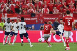 Morten Hjulmand sparker bolden i mål mod England.