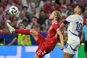 Morten Hjulmand løfter bolden over sit eget hoved mod Serbien.