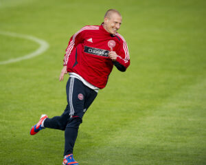 Niki Zimling varmer op iført den danske landsholdstrikot. Danmarks trup ved EM 2012