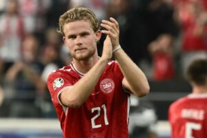 Morten Hjulmand klapper ud til publikum efter sin kamp mod England ved EM 2024.