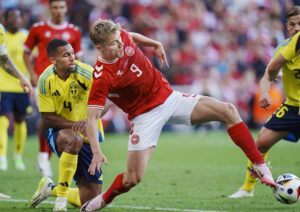 Rasmus Højlund i kamp for Danmark imod Sverige.