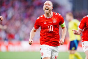 Christian Eriksen fejrer sin scoring for Danmark mod Sverige.