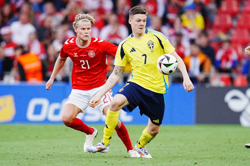Morten Hjulmand i duel mod Emil Holm i testkampen mellem Danmark og Sverige i Parken.