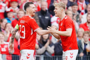 Pierre-Emile Højbjerg fejrer sin scoring mod Sverige sammen med Rasmus Højlund.