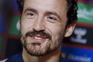 Thomas Delaney i mixed zone i den danske landsholdslejr