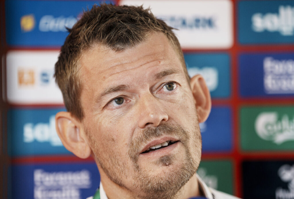 Dødboldstræner Lars Knudsen møder den danske presse under EM-slutrunden i Tyskland 2024.