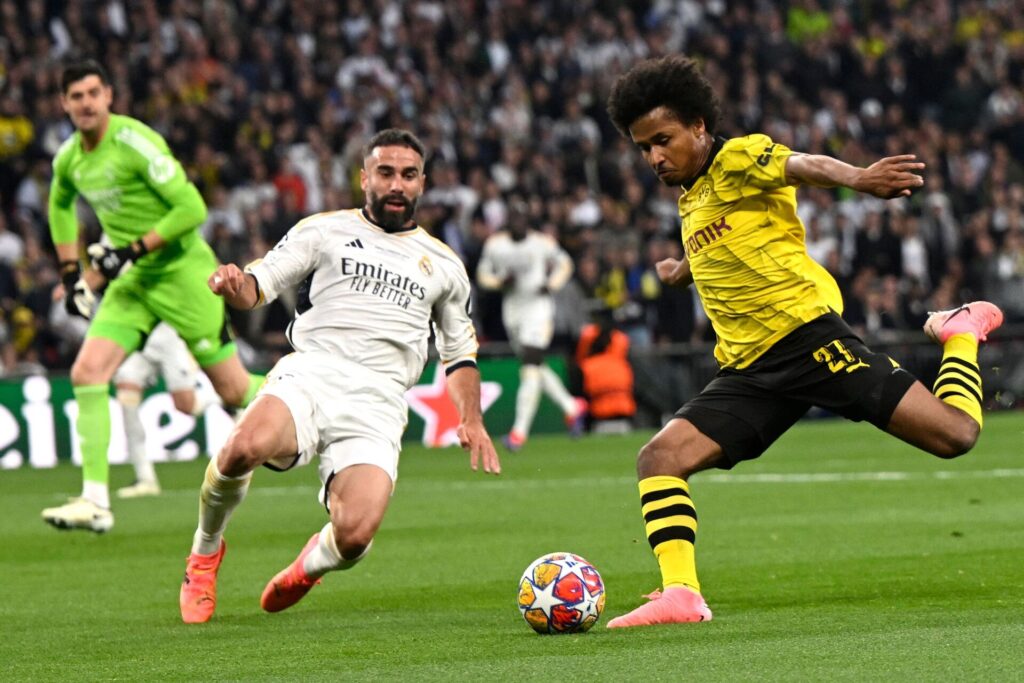 Karim Adeyemi misser en stor chance i Champions League-finalen mellem Dortmund og Real Madrid.