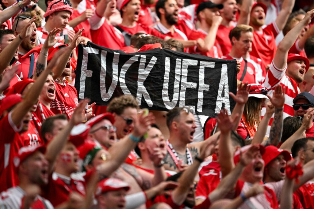Danske tilhængere holder banner op med teksten ' FUCK UEFA'.