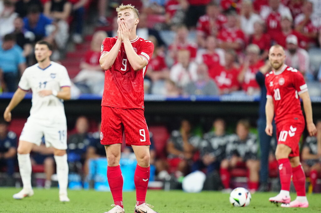 Rasmus Højlund ærgrer sig mod Serbien til EM 2024