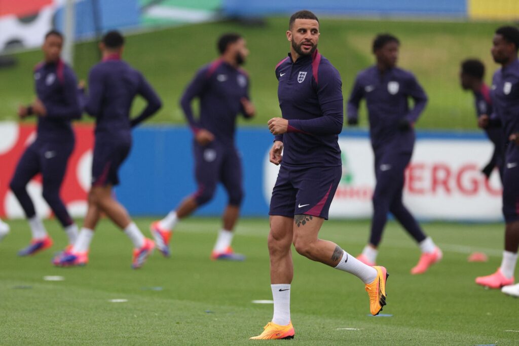 Kyle Walker kigger rundt under et træningspas med det engelske landshold.