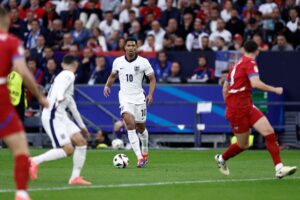 Jude Bellingham på bolden for England mod Serbien.