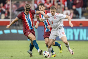 Erik Botheim og Sander Berge fra Norge i duel med Rasmus Højlund fra Danmark under testlandskampen mellem Danmark og Norge på Brøndby Stadion lørdag den 8. juni 2024