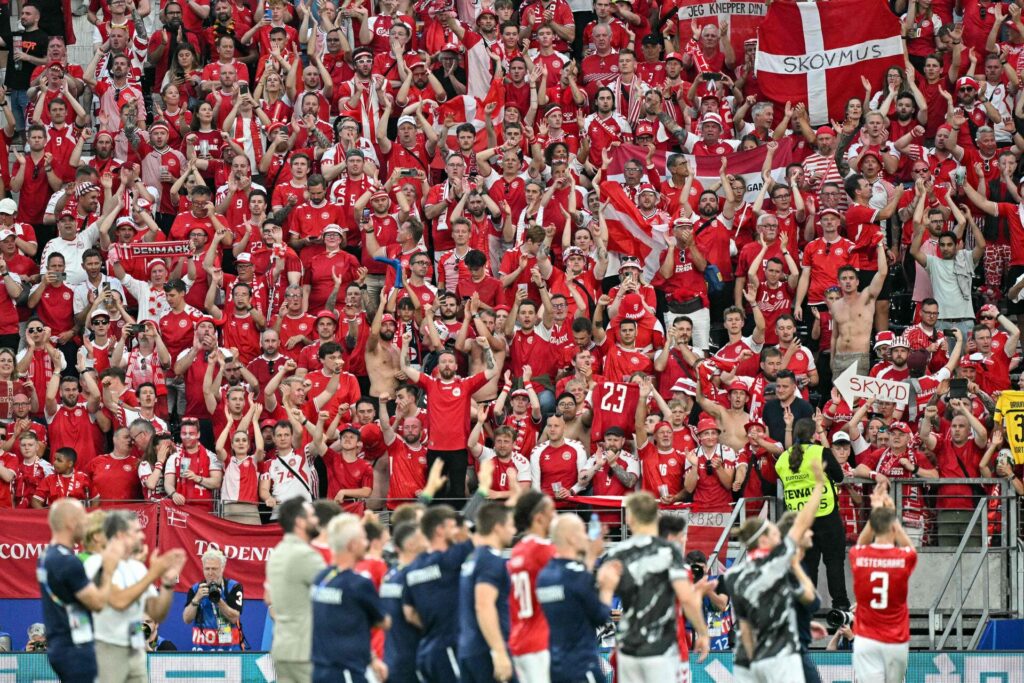 Danske fans i Frankfurt ved EM-kampen imod England. Hvordan går Danmark videre fra EM-gruppespillet?