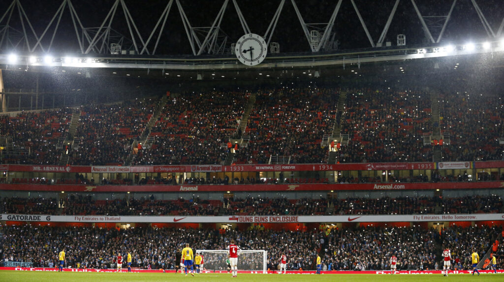 Arsenal-fansene tænder lyset og skaber en smuk kulisse på den ligeså smukke hjemmebane, Emirates Stadium i det nordlige London.