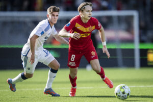 FC Nordsjællands Andreas Schjelderup i duel med F.C. Københavns Elias Jelert.