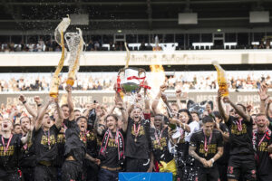 FC Midtjyllands spillere løfter trofæet efter at have vundet 3F Superligaen.