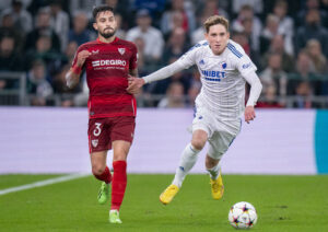 FCKs Isak Bergmann Johannesson og Sevilla FCs Alex Telles under Champions League gruppe G-kampen mellem FC København og Sevilla FC i Parken i København onsdag den 14. september 2022.
