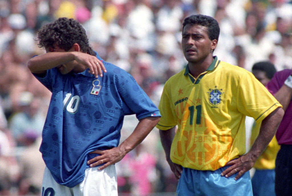 Roberto Baggio med Romario bag sig under en kamp mellem Italien og Brasilien.