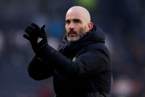 Enzo Maresca klapper til fansene efter en kamp i spidsen for Leicester.