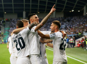 Benjamin Sesko jubler efter en scoring for Slovenien mod Finland.