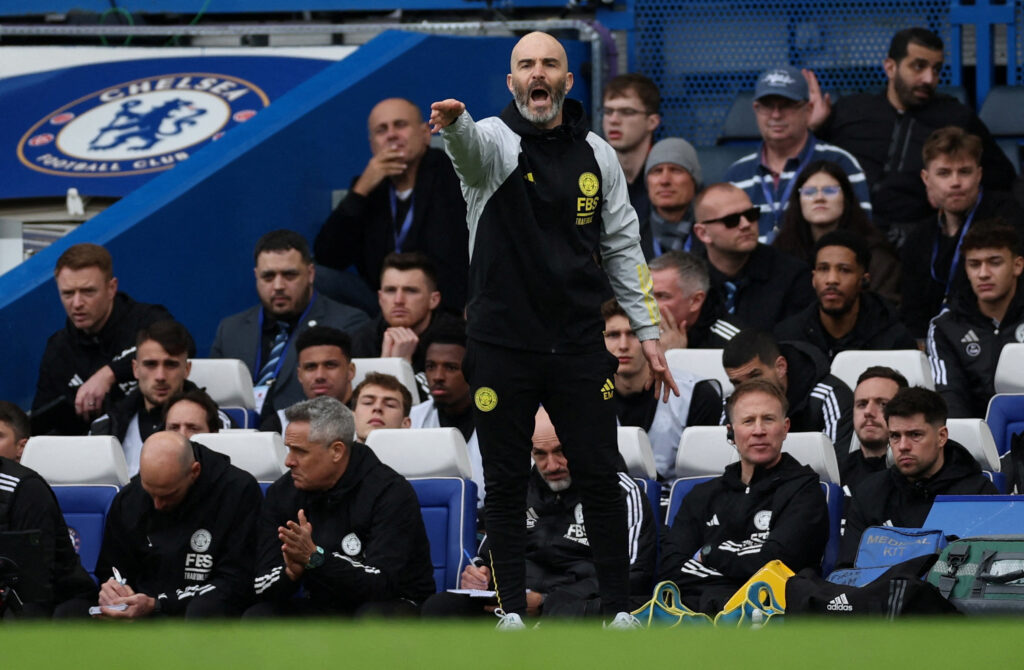 Enzo Maresca dirigerer spillerne fra sidelinjen i kampen mellem Chelsea og Leicester City