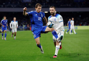 Nicolo Barella dribler fra Luke Shaw.