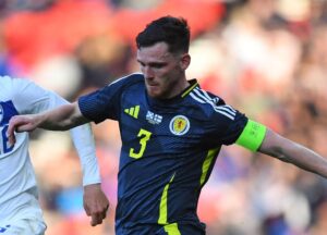 Andy Robertson i kamp for Skotland mod Finland