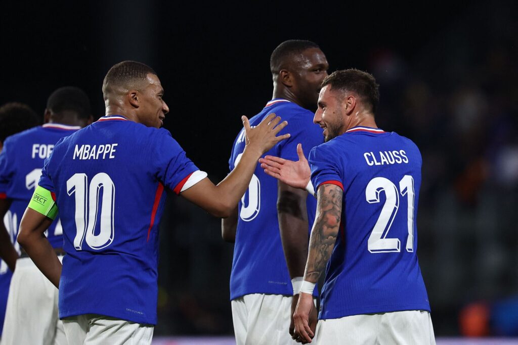 Frankrig-spillerne fejrer en scoring imod Luxembourg.
