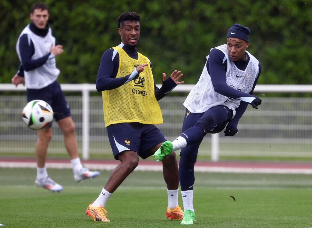 Kylian Mbappé og Kingsley Coman til træning med det franske landshold.