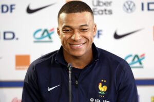 Kylian Mbappé på et pressemøde med det franske landshold.