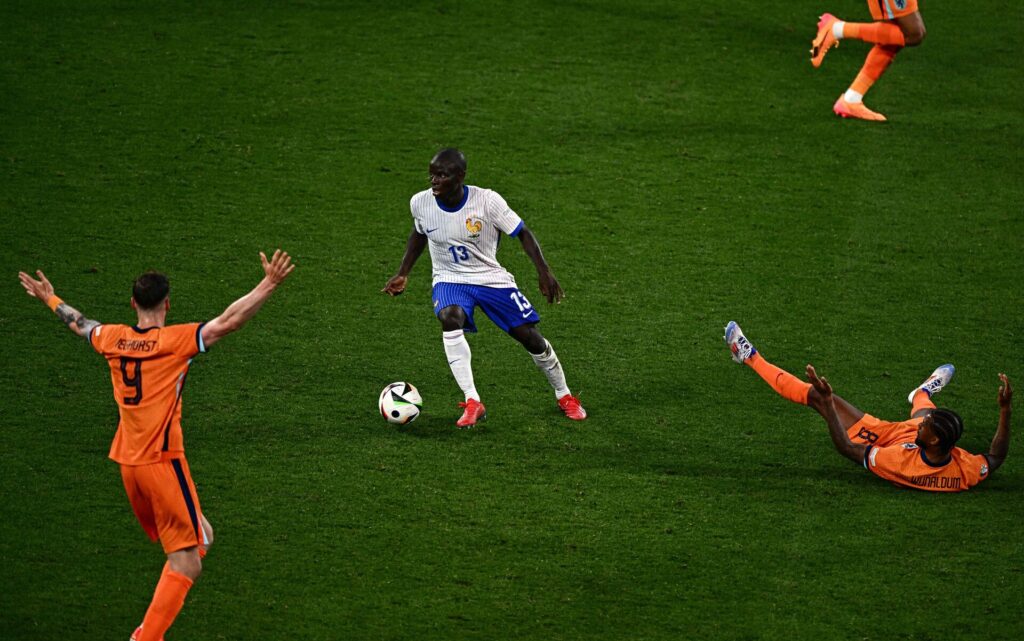 N'Golo Kanté på bolden i kampen mellem Frankrig og Holland.