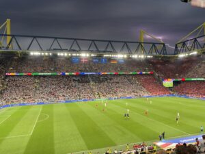 Det lyner over Westfalenstadion i EM-ottendedelsfinalen mellem Tyskland og Danmark.