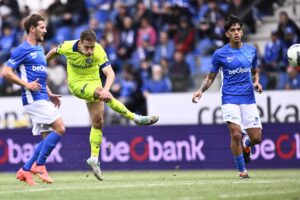 KAA Gents Andrew Hjulsager scorer mod KRC Genk i playoffkampen om en plads i Conference League.