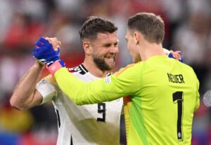 Füllkrug jubler med MAnuel Neuer