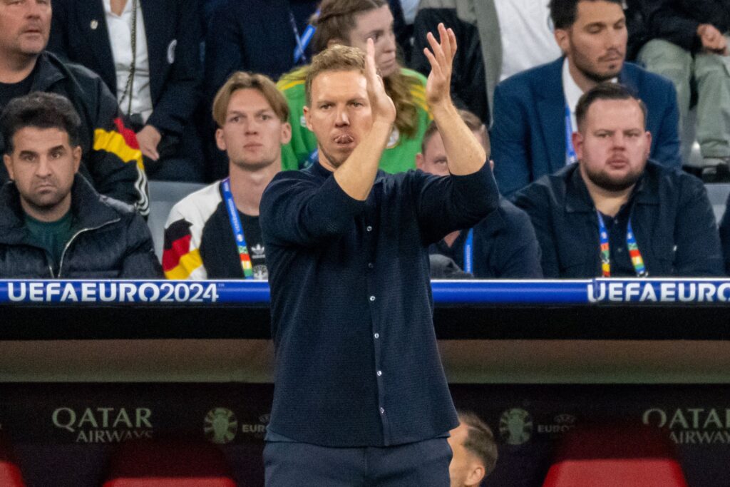 Den tyske landstræner Julian Nagelsmann klapper af det tyske landsholds præstation på banen.