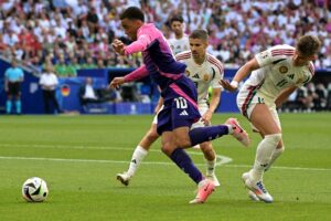 Jamal Musiala dribler for det tyske landshold.