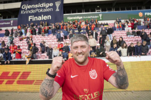 Chris Sargeant jubler efter at have vundet pokalturneringen i Herning.