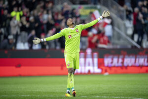 En glad Vejle målmand Nathan Trott, fejrer Dimitris Emmanouilidis scoring til 3-1 under superligakampen mellem Vejle Boldklub og OB på Vejle Stadion mandag den 6. maj 2024.